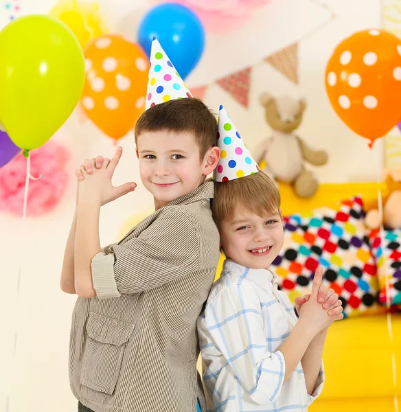 Fröhliche Kleine Jungs Haben Spaß Bei Geburtstagsparty — Stockfoto