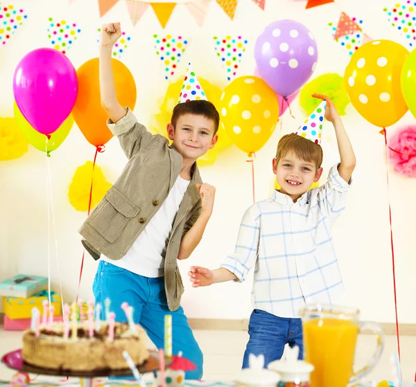 Boldog Kis Fiúk Szórakozás Születésnapi Partiján — Stock Fotó