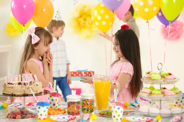 Glad Liten Tjej Som Presenterar Gåva Till Sin Vän Födelsedagsfest — Stockfoto