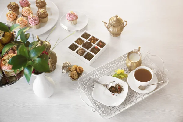 Délicieux thé et gâteaux — Photo