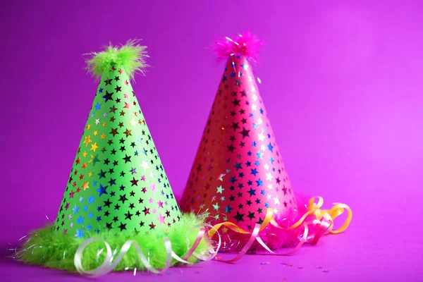 Arka plan üzerinde parti şapkaları