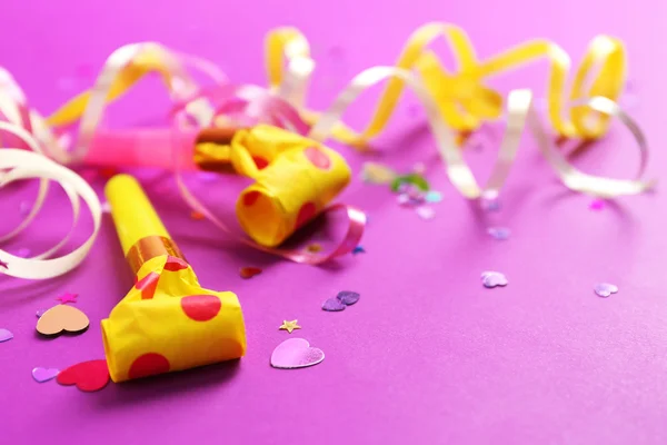 Ventilatoren Streamers Confetti Paarse Achtergrond — Stockfoto