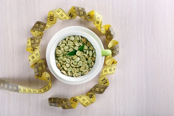 Kávová zrna s měřicí páska — Stock fotografie
