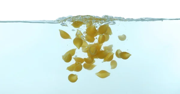 Makaron Conchiglie w wodzie — Zdjęcie stockowe