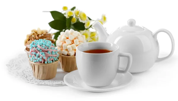 Tazza di tè con gustosi cupcake e teiera — Foto Stock