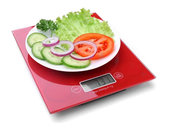 Assiette avec légumes sur balances de cuisine — Photo