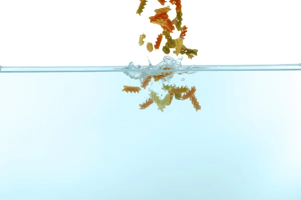 水で渦巻いたパスタ — ストック写真