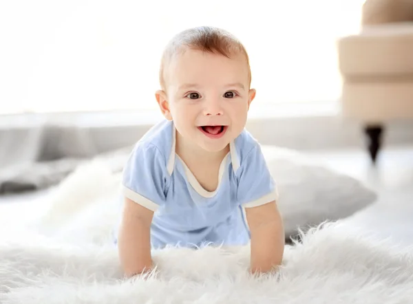 Menino pequeno rastejando — Fotografia de Stock