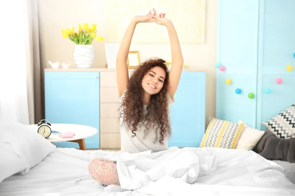 Stretching efter vakna upp — Stockfoto