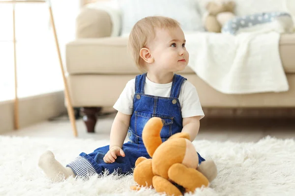 Baby speelt met een toy bear — Stockfoto