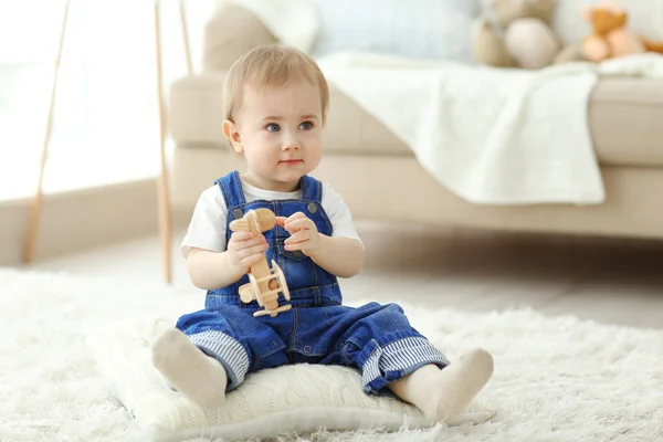 Bebê jogando com um brinquedo — Fotografia de Stock