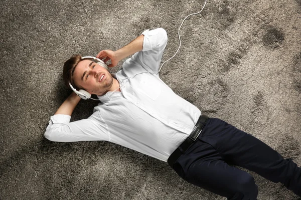 Hombre joven con auriculares —  Fotos de Stock