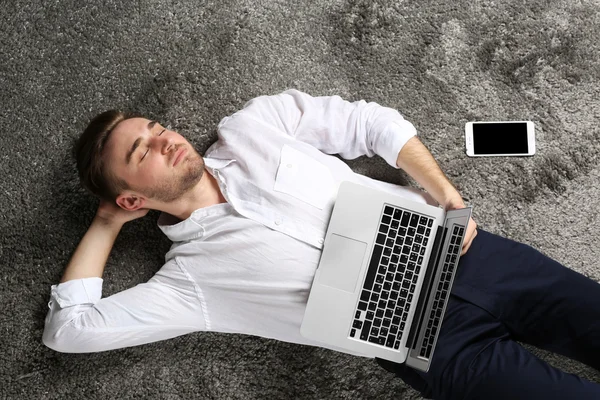 Junger Mann mit Laptop — Stockfoto