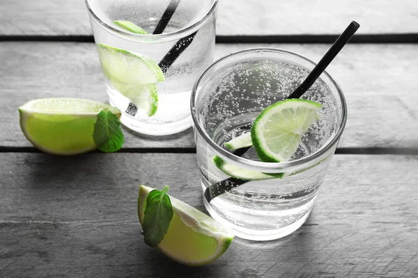 Vasos de refresco de limón sobre mesa de madera rústica —  Fotos de Stock