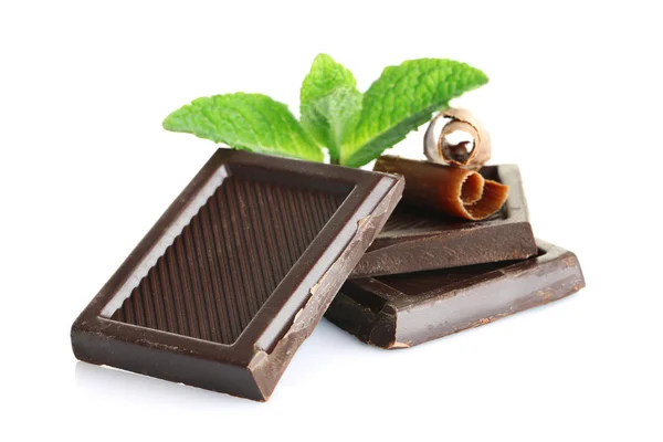 Slice en chips van chocolade met verse munt, geïsoleerd op wit — Stockfoto