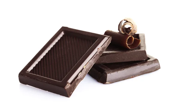 Rebanadas y trozos de chocolate, aislados en blanco — Foto de Stock