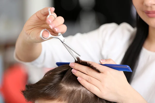 Cabeleireiro fazendo corte de cabelo elegante — Fotografia de Stock