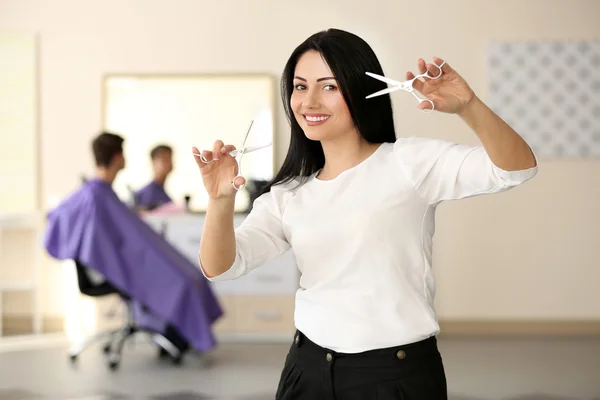 Professioneller Friseur mit Schere — Stockfoto