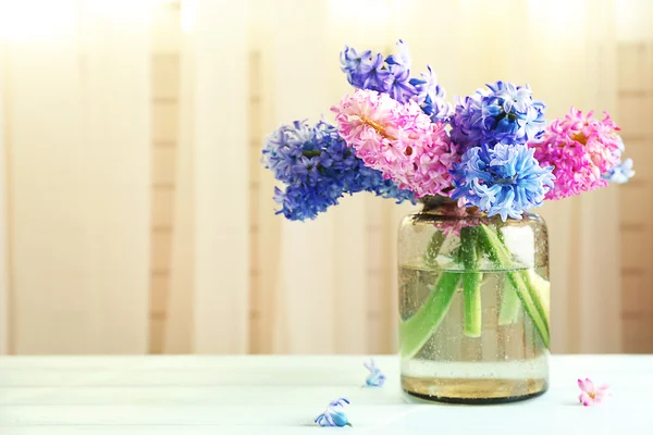 Flores de jacinto en la mesa —  Fotos de Stock