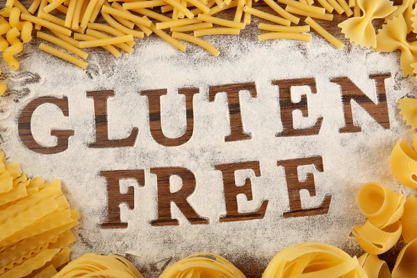 Text GLUTEN FREE with flour and pasta — Stock Photo, Image