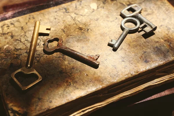 Quatro chaves e livros antigos — Fotografia de Stock