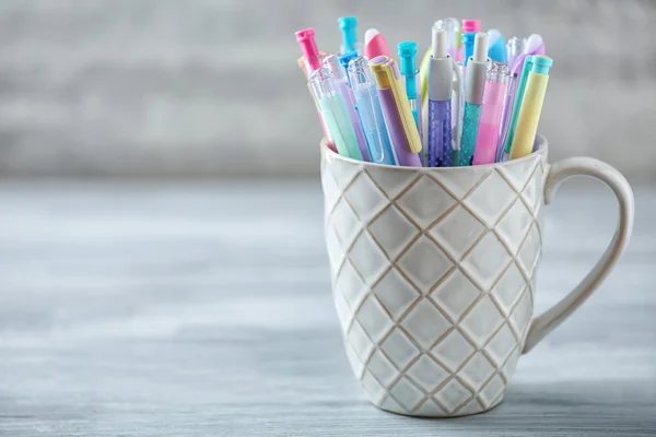 Pennen in keramische cup — Stockfoto