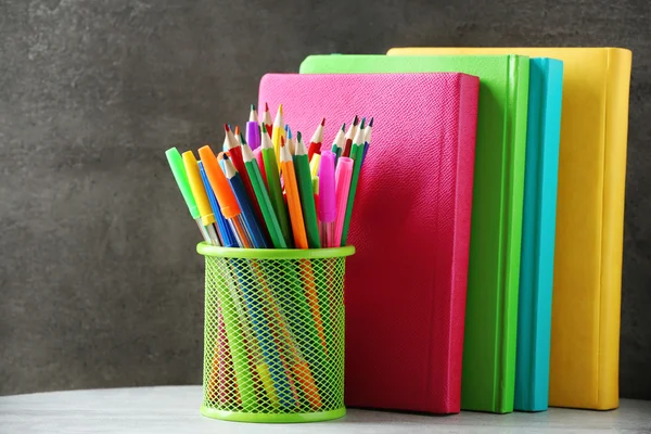 Boeken pennen en stiften in metalen houder — Stockfoto