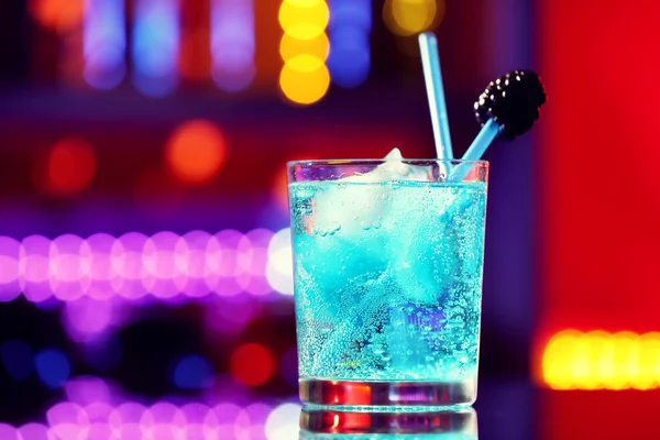 Glas Cocktail auf Hintergrund lizenzfreie Stockbilder