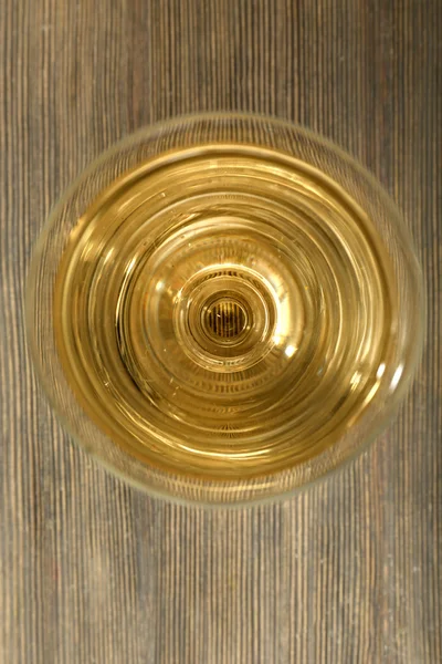 Glas Wein auf dem Tisch Stockbild