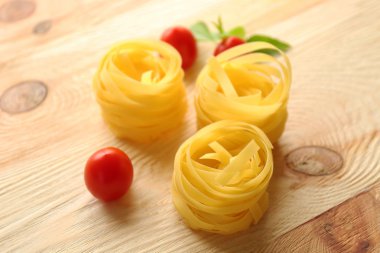 Ahşap masa üzerinde kuru erişte Yuvaları