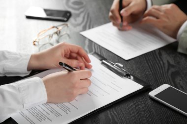 İnsan eli kalem çalışma ile 