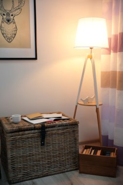 Oturma odasının içinde.