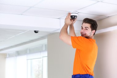 CCTV teknisyeni işçi