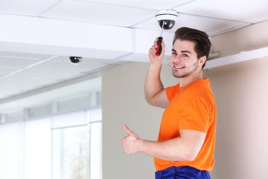 CCTV teknisyeni işçi