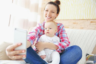 Annenin bebeği ile bir selfie alarak