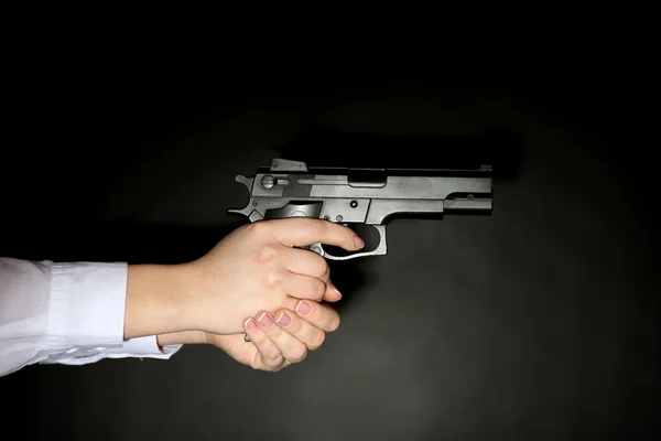 Woman holding handgun — Stock Photo, Image