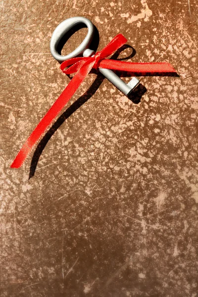 Vintage-Schlüssel mit rotem Band — Stockfoto