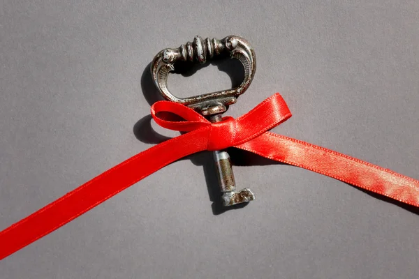 Vintage kulcs-val egy piros szalag — Stock Fotó