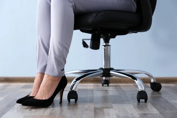 Vrouw zittend op stoel — Stockfoto