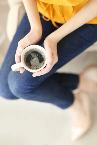 Mujer sosteniendo taza de café — Foto de Stock