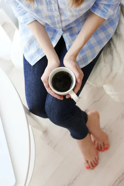 Vrouw met kopje koffie. — Stockfoto