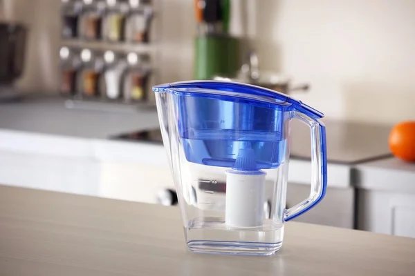 Dzbanek filtr wody na stole — Zdjęcie stockowe