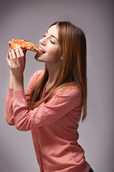 女性とあつあつのピザ — ストック写真