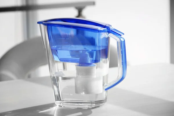 Kendi filter air pada tabel cahaya — Stok Foto