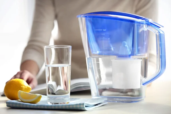 Wasserfilterkrug mit Zitrone — Stockfoto