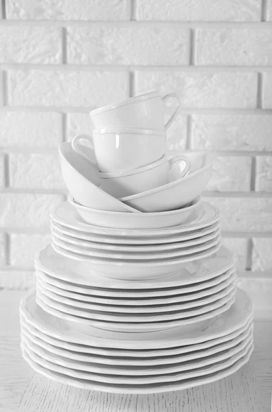 白いきれいなお皿を積み上げ — ストック写真