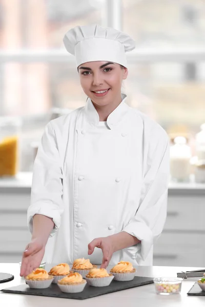 Banketbakker koken dessert — Stockfoto