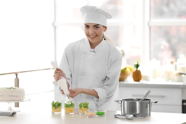 Konditor kocht Dessert — Stockfoto