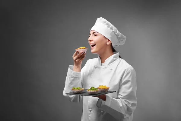 Professionele chef-kok proeven van fruit taarten — Stockfoto