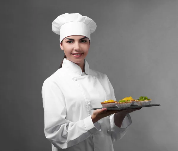 Professionele chef-kok houden van fruit taarten — Stockfoto